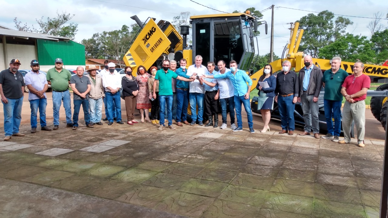 Governo Municipal adquire mais uma motoniveladora para Giruá .
